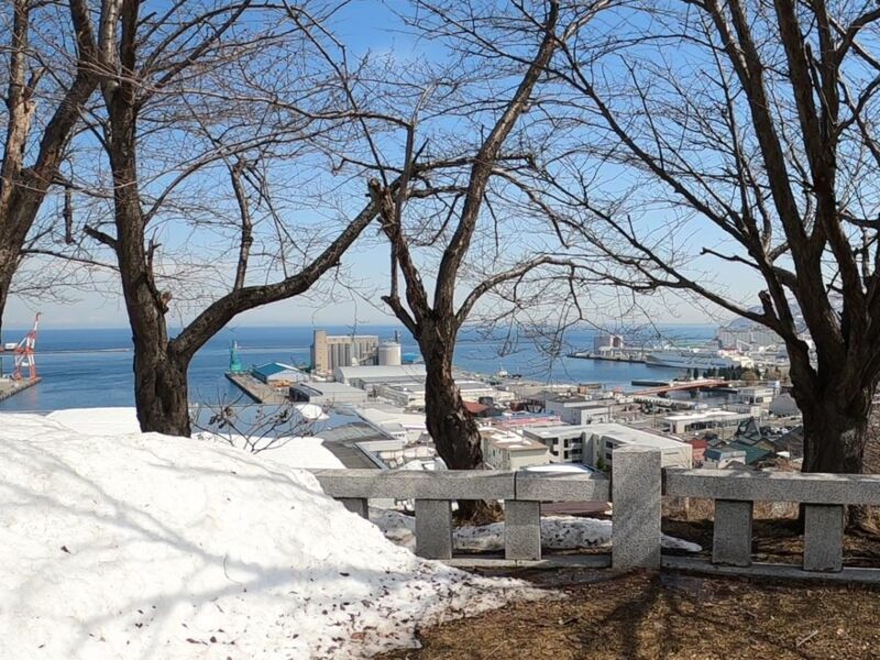 小樽水天宮境内から見える小樽港