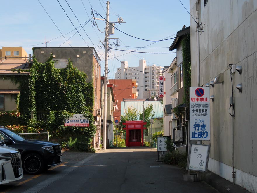 花園稲荷神社のある小路