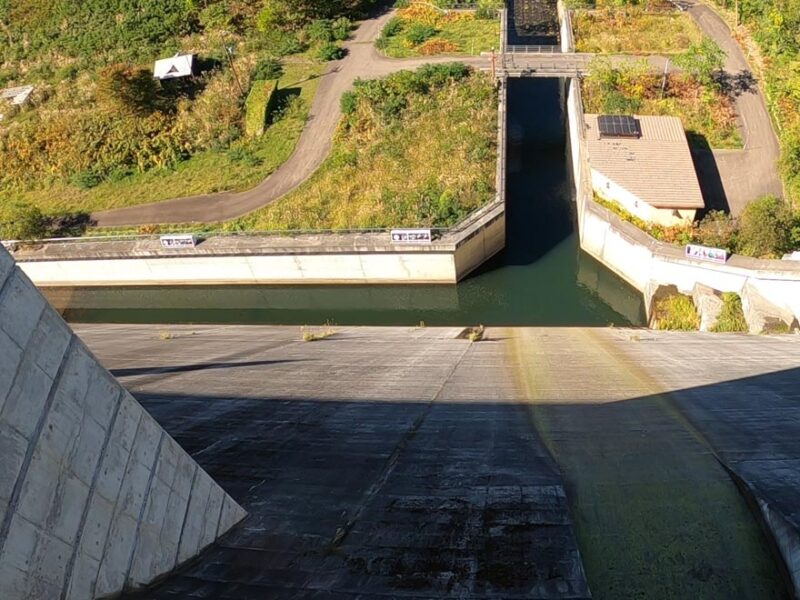 朝里ダム天端からの様子