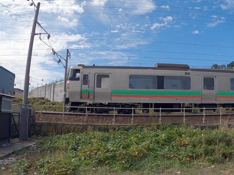 東小樽海水浴場のそばを通る電車