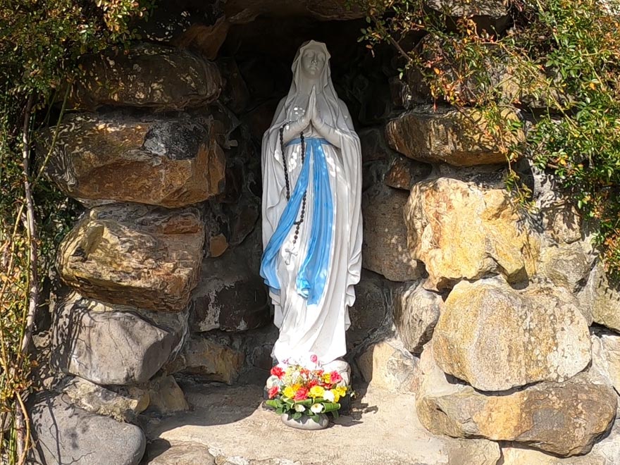 富岡教会入口横にあるマリア像