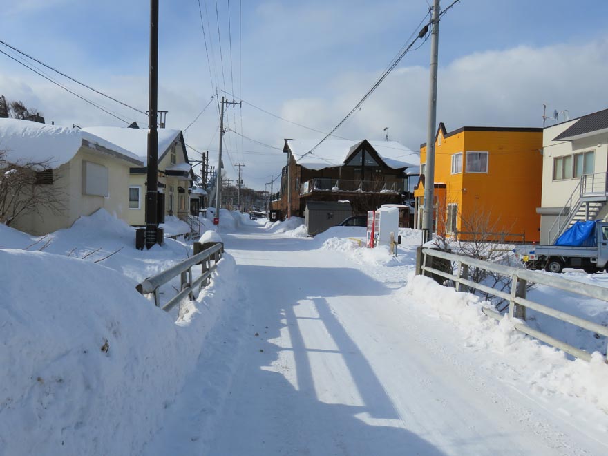 朝里駅前の通りの様子